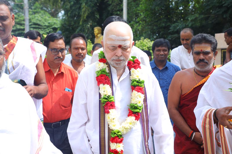 Sri Mulugu Ramalingeshwara Varaprasad Siddhanti was honoured with Jyotishyasastra Vignana Visharadha at Tummalapalli Kalakshetram, Vijayawada (33)